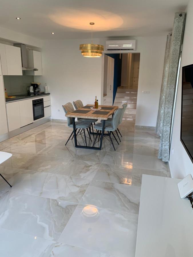 Safirus Apartment กอร์จูลา ภายนอก รูปภาพ